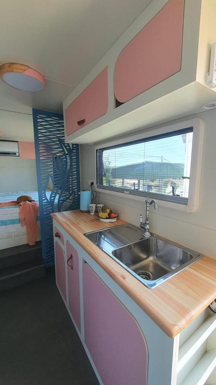 הבונים Cozy Seaview Glamping Caravan מראה חיצוני תמונה